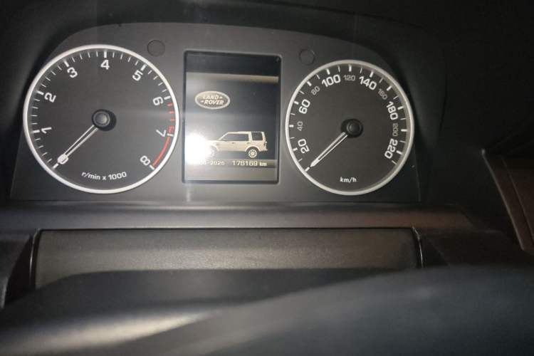 Used Land Rover Discovery 2010 4.0 V6 HSE Gasoline Model Odometer Close Up