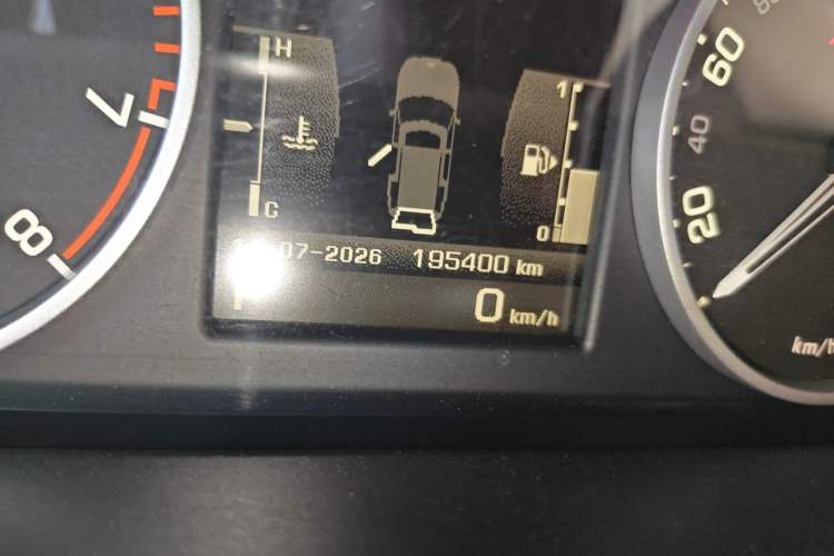 Used Land Rover Discovery 2010 5.0 V8 HSE Gasoline Model Odometer Close Up