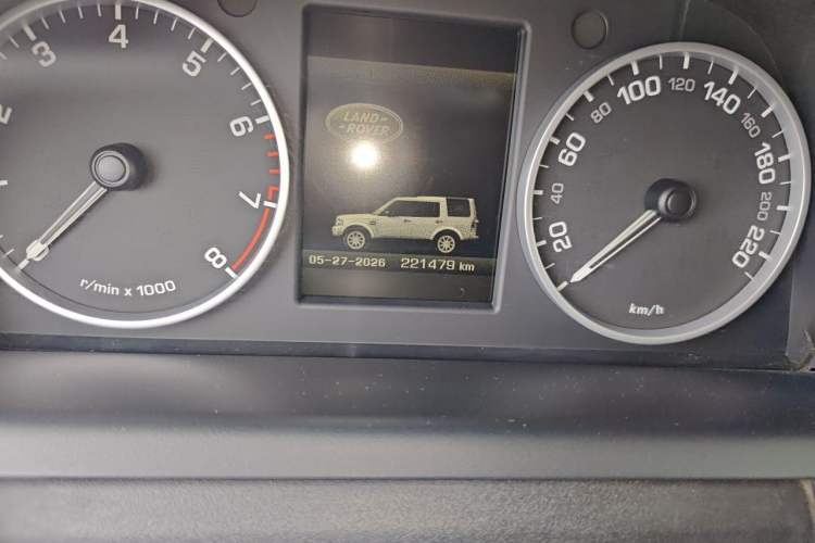 Used Land Rover Discovery 2010 5.0 V8 HSE Gasoline Model Odometer Close Up
