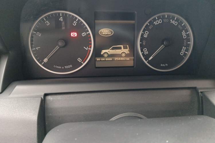 Used Land Rover Discovery 2010 4.0 V6 HSE Gasoline Model Odometer Close Up