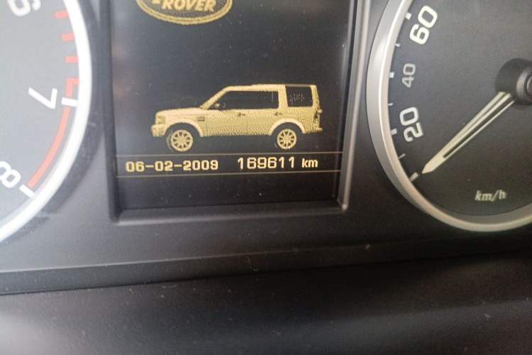 Used Land Rover Discovery 2010 5.0 V8 HSE Gasoline Model Odometer Close Up