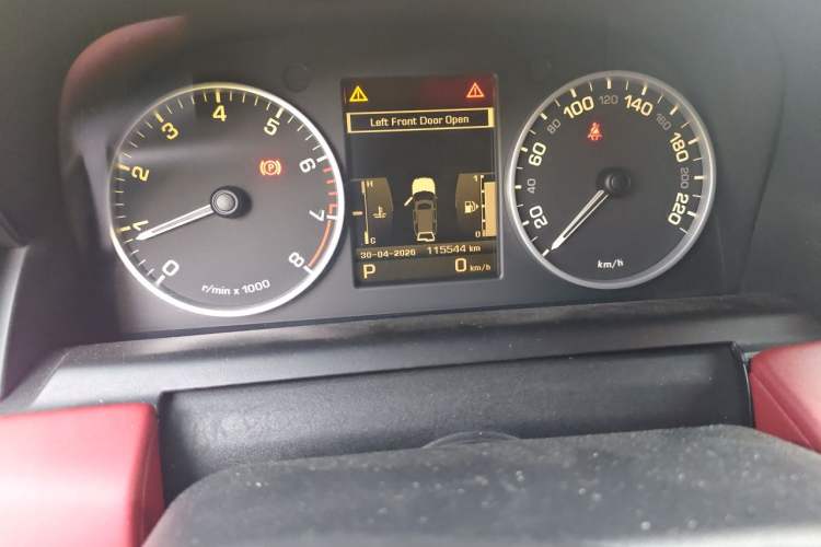 Used Land Rover Discovery 2010 4.0 V6 HSE Gasoline Model Odometer Close Up