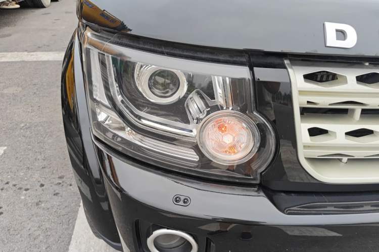 Used Land Rover Discovery 2010 3.0 TDV6 HSE Diesel Edition Right Front Headlight