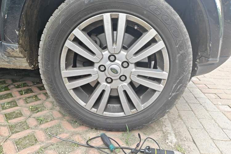 Used Land Rover Discovery 2010 5.0 V8 HSE Gasoline Model Right Front Wheel Hub