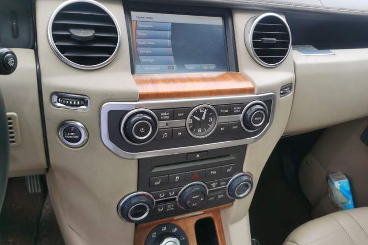 Used Land Rover Discovery 2010 4.0 V6 HSE Gasoline Model Audio And AC Panel