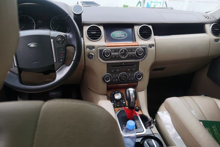 Used Land Rover Discovery 2010 4.0 V6 HSE Gasoline Model Center Console