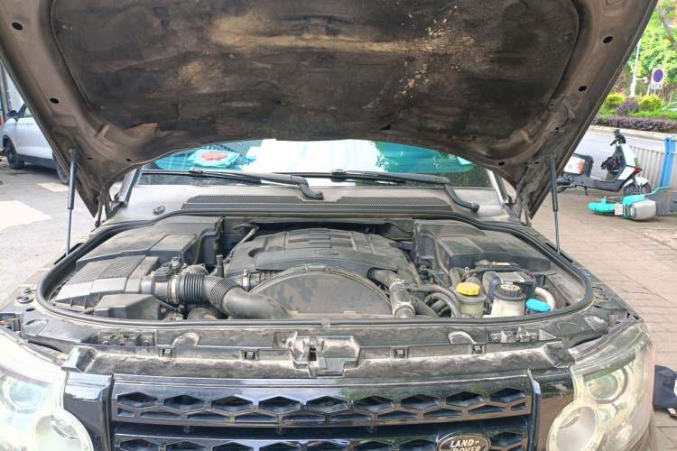 Used Land Rover Discovery 2010 3.0 TDV6 HSE Diesel Edition Engine Bay