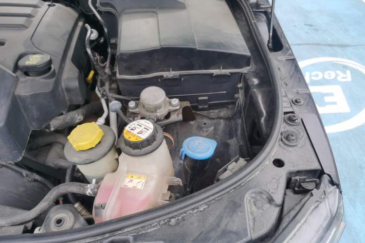 Used Land Rover Discovery 2010 4.0 V6 HSE Gasoline Model Engine Bay Left
