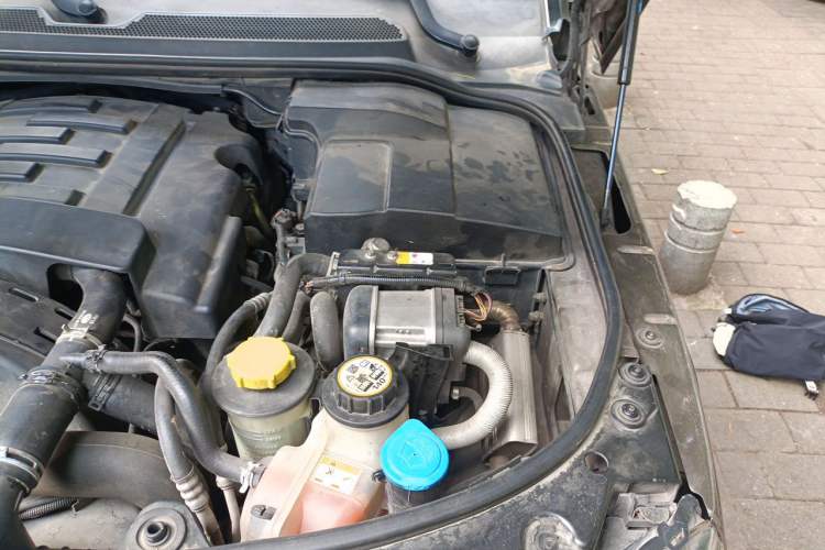 Used Land Rover Discovery 2010 3.0 TDV6 HSE Diesel Edition Engine Bay Left