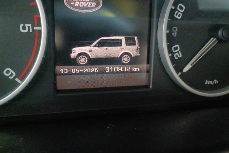 Used Land Rover Discovery 2010 3.0 TDV6 HSE Diesel Edition Odometer Close Up