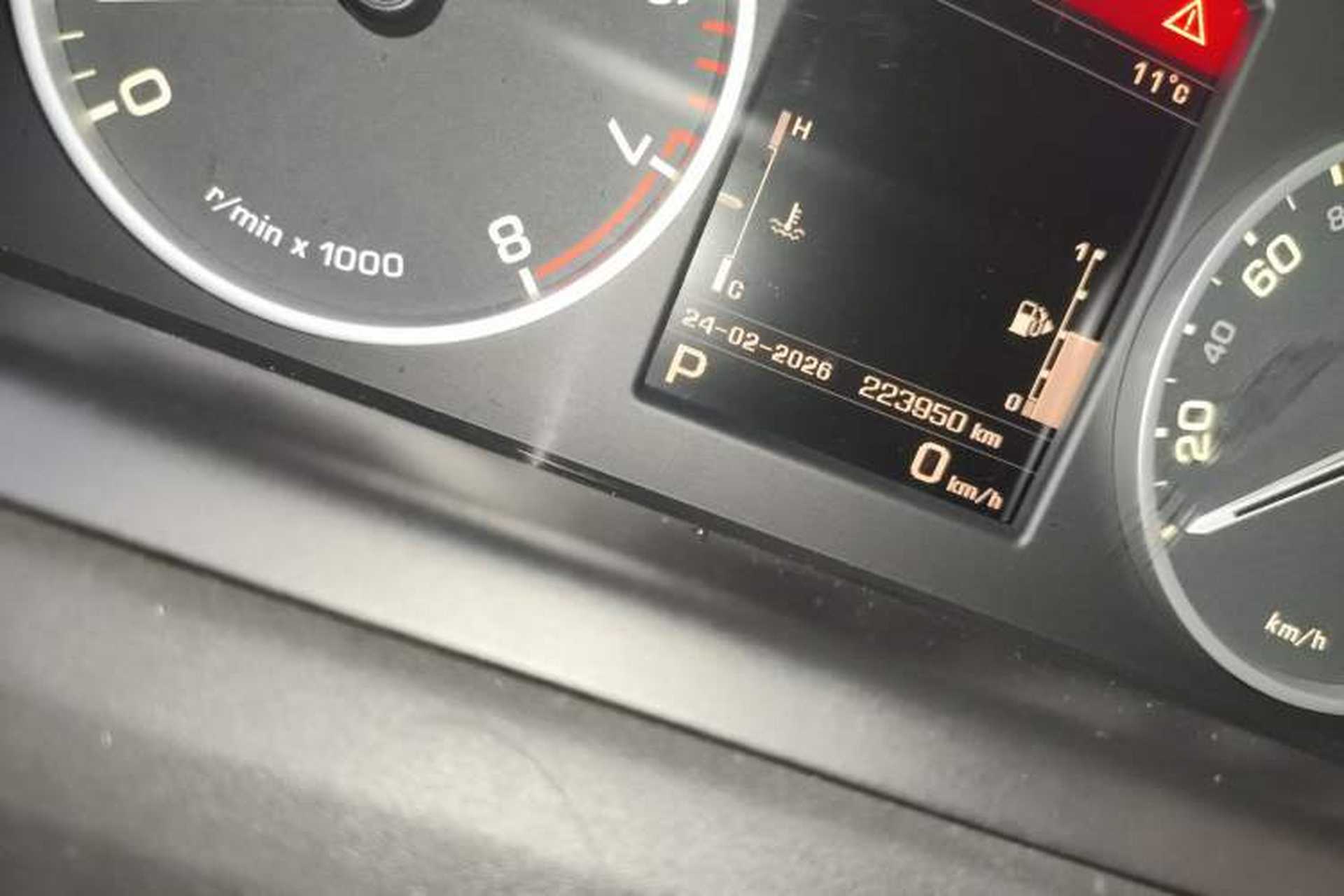 Used Land Rover Discovery 2010 5.0 V8 HSE Gasoline Model Odometer Close Up