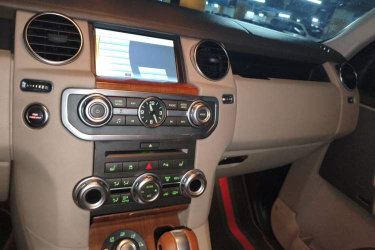 Used Land Rover Discovery 2010 3.0 TDV6 HSE Diesel Edition Audio And AC Panel