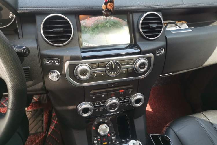 Used Land Rover Discovery 2010 3.0 TDV6 HSE Diesel Edition Audio And AC Panel
