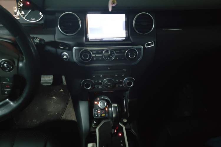 Used Land Rover Discovery 2010 5.0 V8 HSE Gasoline Model Audio And AC Panel