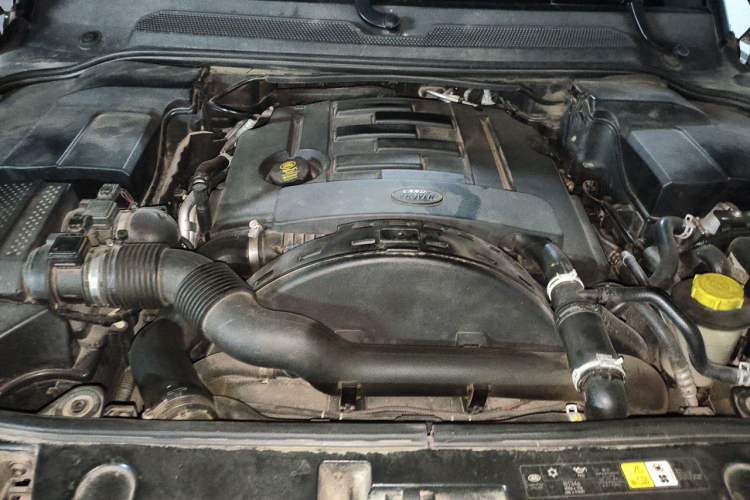 Used Land Rover Discovery 2010 3.0 TDV6 HSE Diesel Edition Engine Bay