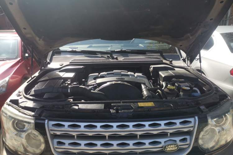 Used Land Rover Discovery 2010 3.0 TDV6 HSE Diesel Edition Engine Bay