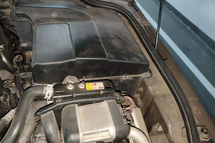 Used Land Rover Discovery 2010 3.0 TDV6 HSE Diesel Edition Engine Bay Left