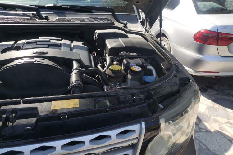 Used Land Rover Discovery 2010 3.0 TDV6 HSE Diesel Edition Engine Bay Left