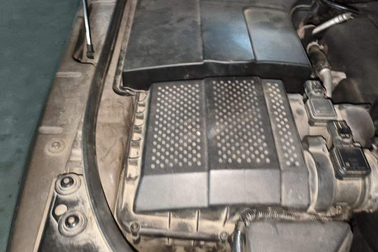 Used Land Rover Discovery 2010 3.0 TDV6 HSE Diesel Edition Engine Bay Right