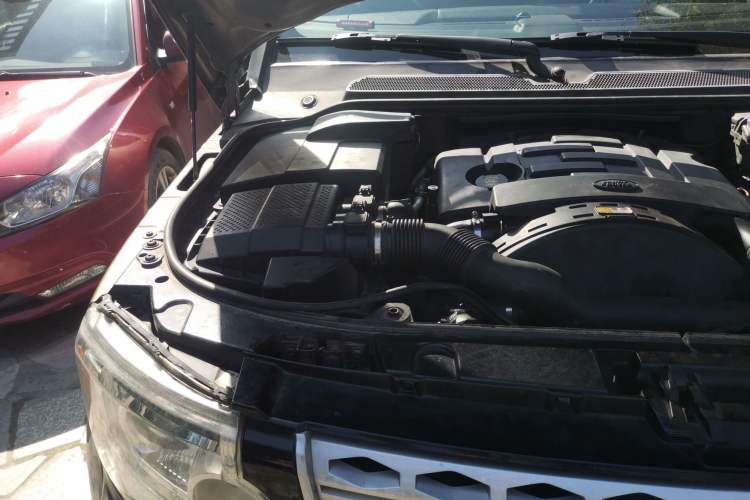 Used Land Rover Discovery 2010 3.0 TDV6 HSE Diesel Edition Engine Bay Right