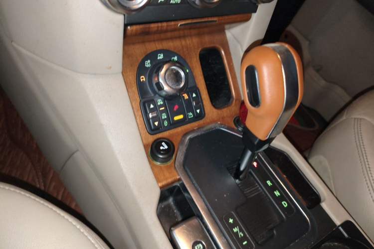 Used Land Rover Discovery 2010 3.0 TDV6 HSE Diesel Edition Gear Lever