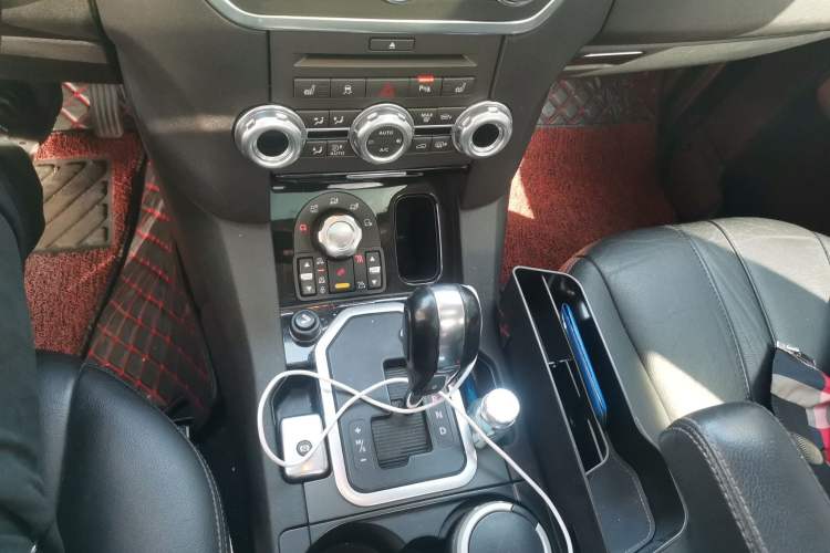 Used Land Rover Discovery 2010 3.0 TDV6 HSE Diesel Edition Gear Lever