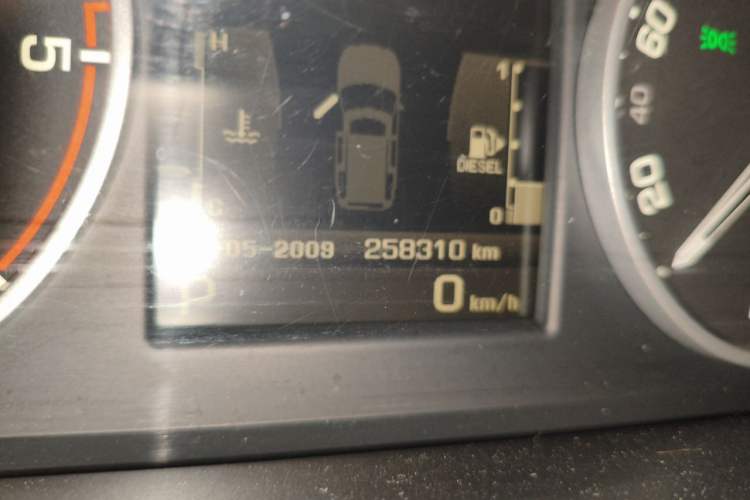 Used Land Rover Discovery 2010 3.0 TDV6 HSE Diesel Edition Odometer Close Up