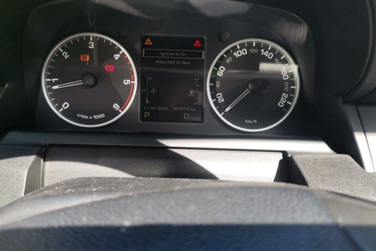 Used Land Rover Discovery 2010 3.0 TDV6 HSE Diesel Edition Odometer Close Up
