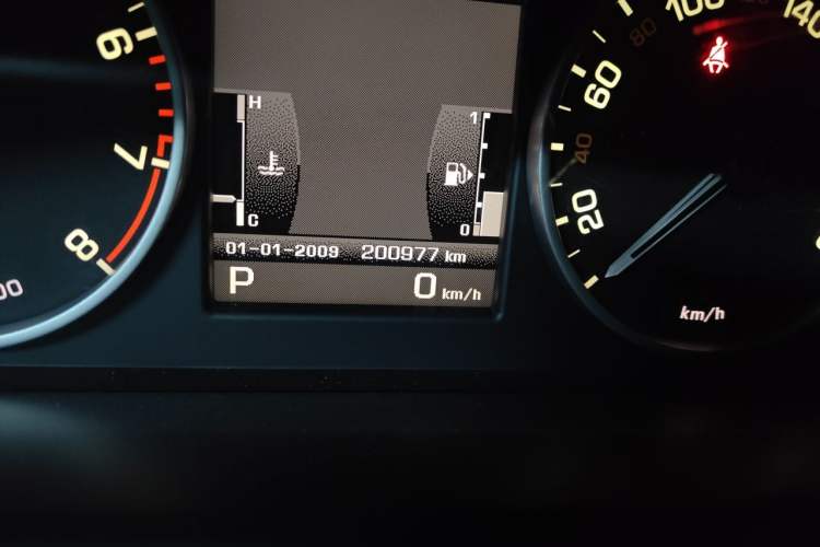 Used Land Rover Discovery 2010 5.0 V8 HSE Gasoline Model Odometer Close Up