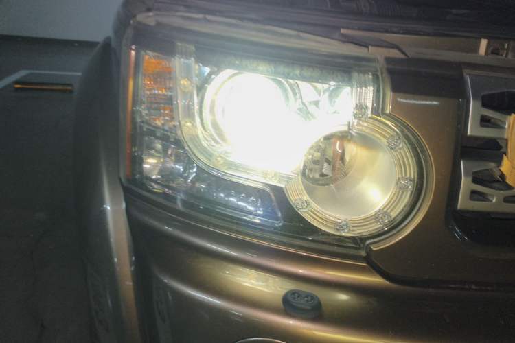 Used Land Rover Discovery 2010 3.0 TDV6 HSE Diesel Edition Right Front Headlight