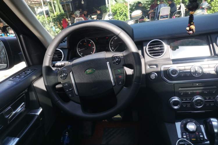 Used Land Rover Discovery 2010 3.0 TDV6 HSE Diesel Edition Steering Wheel