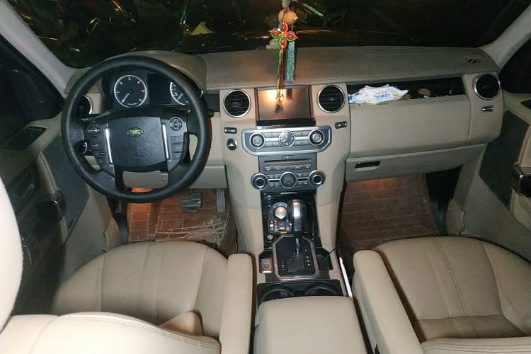 Used Land Rover Discovery 2010 3.0 TDV6 HSE Diesel Edition Center Console