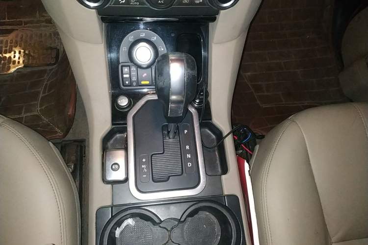 Used Land Rover Discovery 2010 3.0 TDV6 HSE Diesel Edition Gear Lever