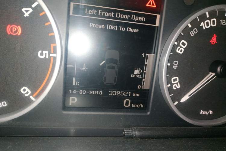 Used Land Rover Discovery 2010 3.0 TDV6 HSE Diesel Edition Odometer Close Up