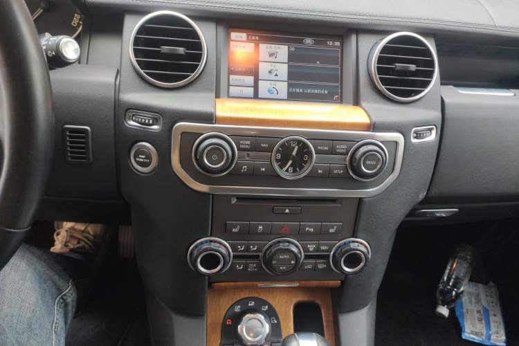 Used Land Rover Discovery 2010 5.0 V8 HSE Gasoline Model Audio And AC Panel