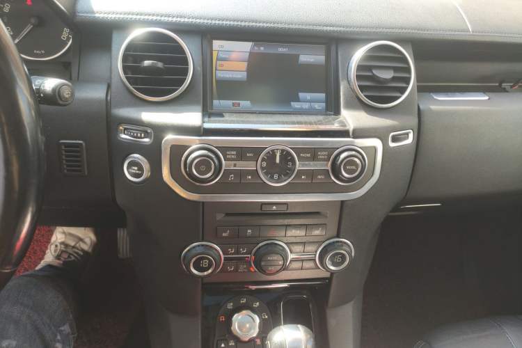 Used Land Rover Discovery 2010 5.0 V8 HSE Gasoline Model Audio And AC Panel