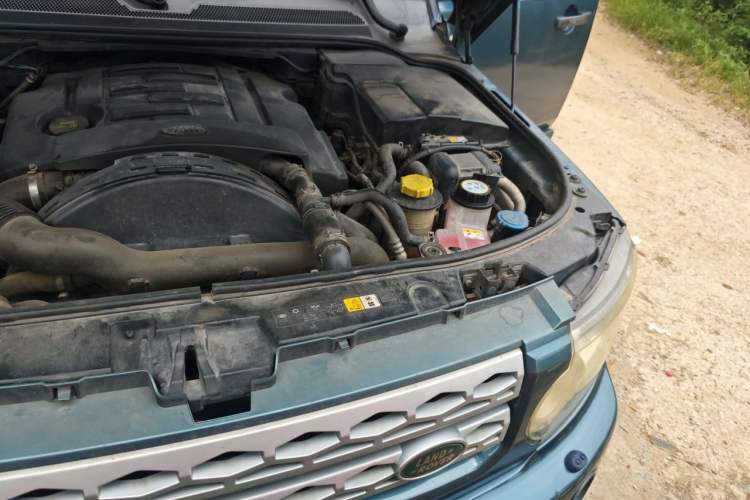 Used Land Rover Discovery 2010 3.0 TDV6 HSE Diesel Edition Engine Bay Left