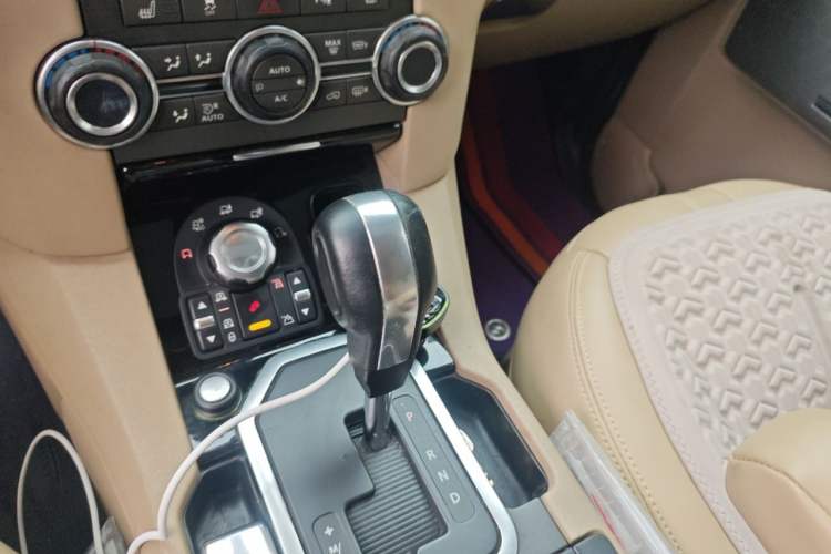 Used Land Rover Discovery 2010 3.0 TDV6 HSE Diesel Edition Gear Lever