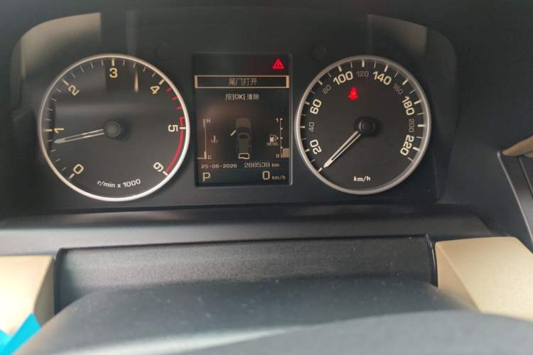 Used Land Rover Discovery 2010 3.0 TDV6 HSE Diesel Edition Odometer Close Up