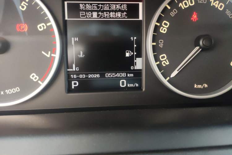 Used Land Rover Discovery 2010 5.0 V8 HSE Gasoline Model Odometer Close Up