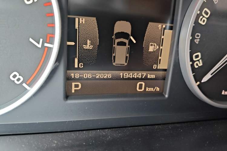 Used Land Rover Discovery 2010 5.0 V8 HSE Gasoline Model Odometer Close Up