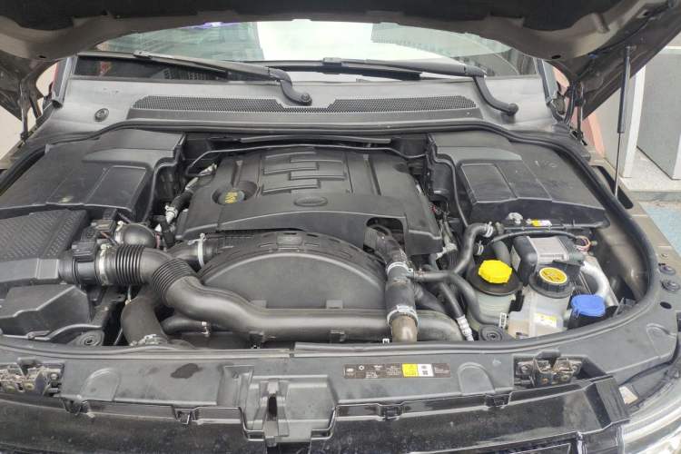 Used Land Rover Discovery 2010 3.0 TDV6 HSE Diesel Edition Engine Bay