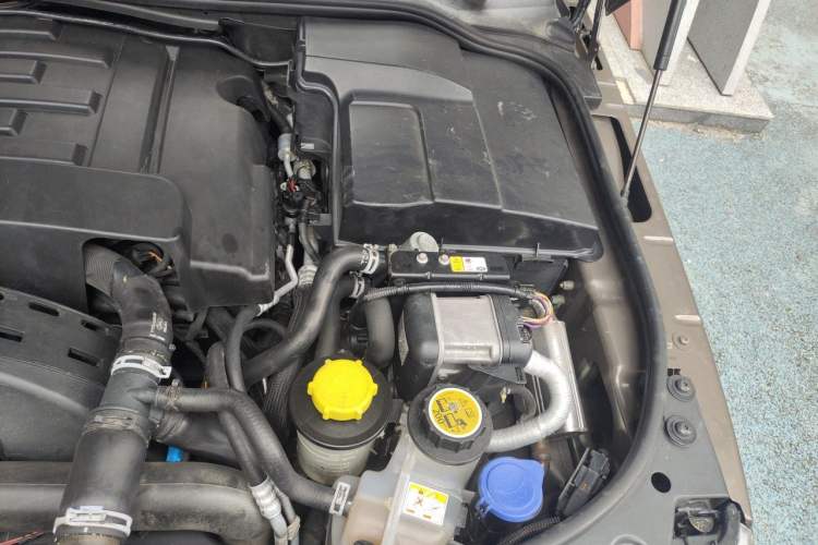 Used Land Rover Discovery 2010 3.0 TDV6 HSE Diesel Edition Engine Bay Left