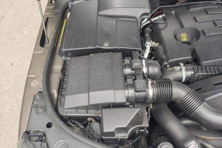 Used Land Rover Discovery 2010 3.0 TDV6 HSE Diesel Edition Engine Bay Right
