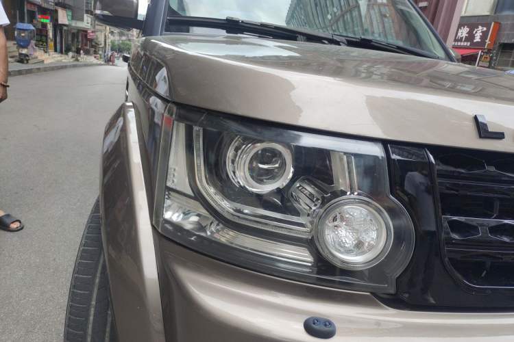 Used Land Rover Discovery 2010 3.0 TDV6 HSE Diesel Edition Right Front Headlight