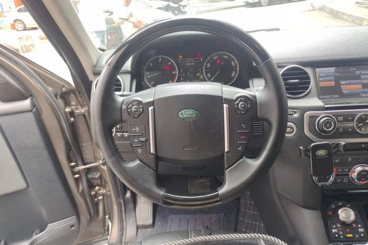 Used Land Rover Discovery 2010 3.0 TDV6 HSE Diesel Edition Steering Wheel