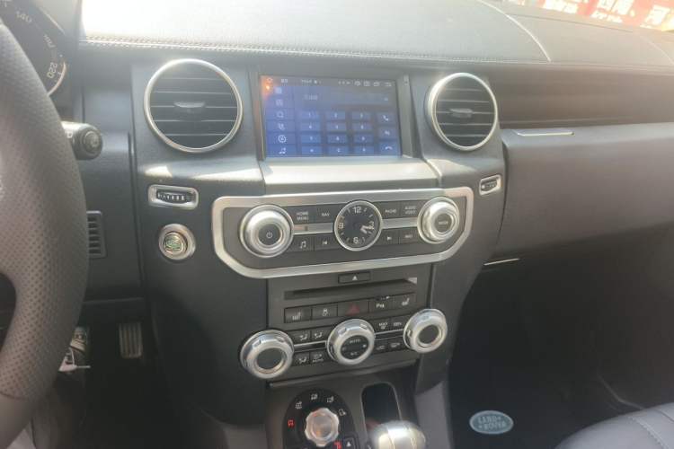 Used Land Rover Discovery 2010 3.0 TDV6 HSE Diesel Edition Audio And AC Panel