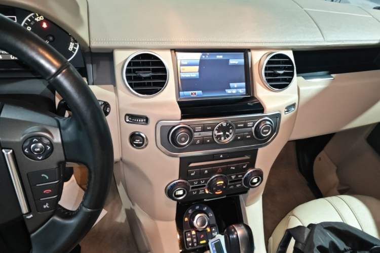 Used Land Rover Discovery 2010 4.0 V6 HSE Gasoline Model Audio And AC Panel