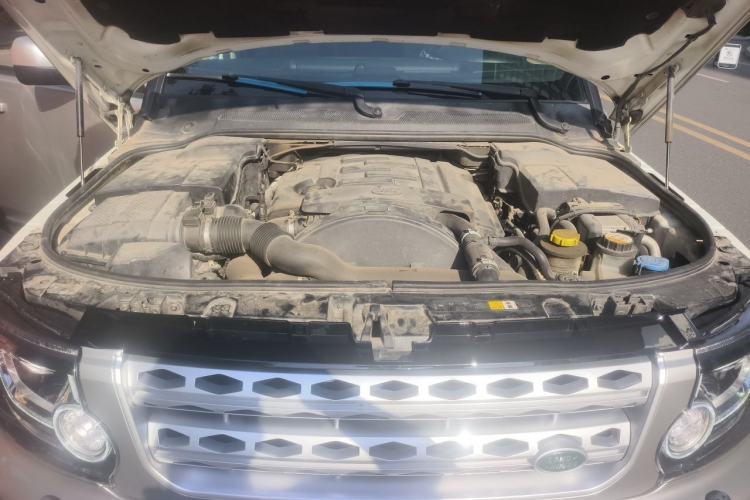 Used Land Rover Discovery 2010 3.0 TDV6 HSE Diesel Edition Engine Bay