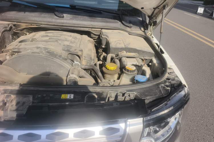 Used Land Rover Discovery 2010 3.0 TDV6 HSE Diesel Edition Engine Bay Left